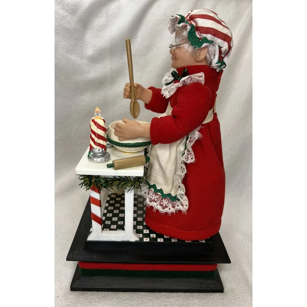 VTG Musical Holiday Scene MRS SANTA CLAUS Baking Cookies‎ Lights Christmas Music